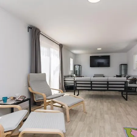 Ten-bedroom In * Petrcane