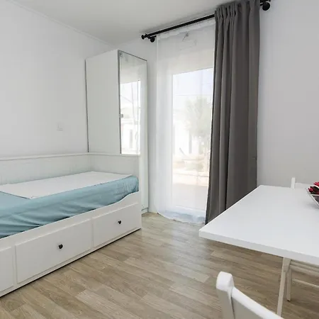 Ten-bedroom In