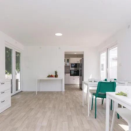 Pet Friendly In With Wifi Holiday home Petrcane