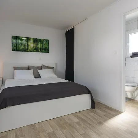 Semesterbostad Ten-bedroom In Petrcane