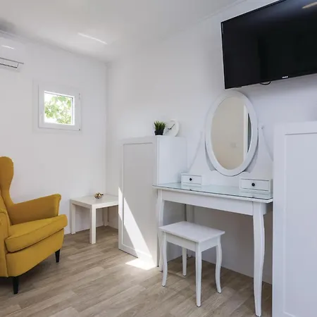 Pet Friendly In With Wifi Petrcane