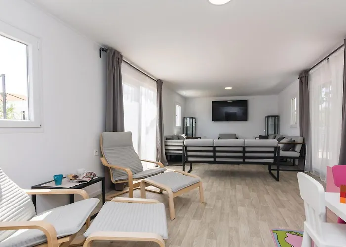Ten-bedroom In * Petrcane