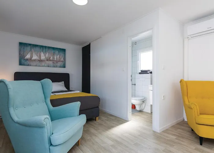 Vakantiehuis Ten-bedroom In *